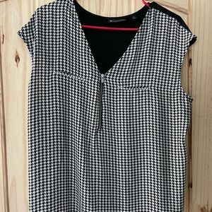 New York and Company gently used sleeveless houndstooth blouse. Size XL